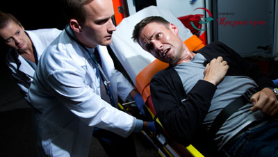 Мужчину грузят в машину скорой помощи